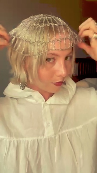 チェーンで作ったヘッドドレスを頭にのせたところ