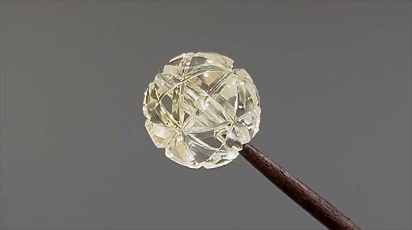 切子細工を彫った天然石が極上の美しさ