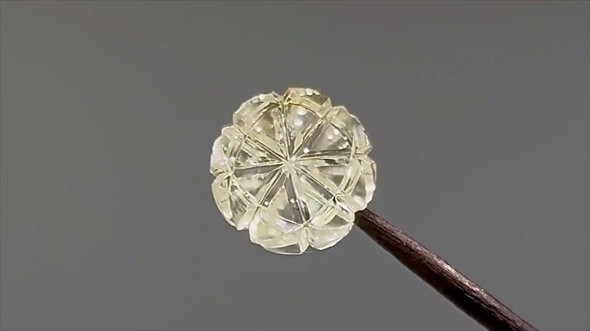 切子細工を彫った天然石が極上の美しさ