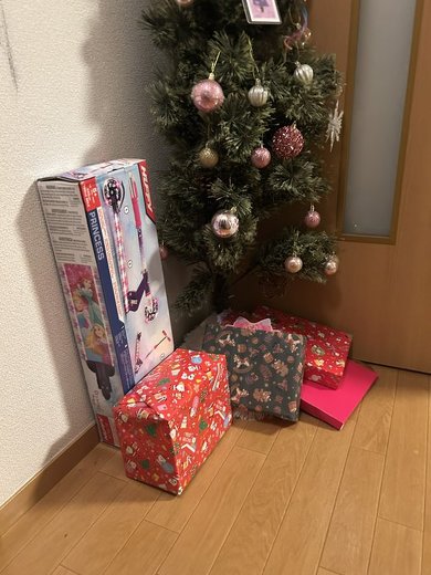 クリスマスに娘さんのためにトナカイになりきるパパ