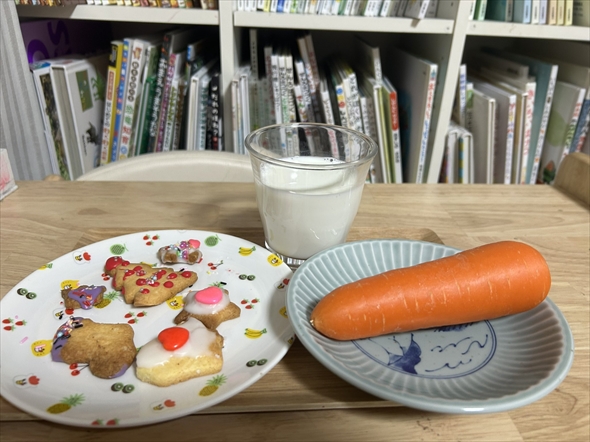 クリスマスに娘さんのためにトナカイになりきるパパ