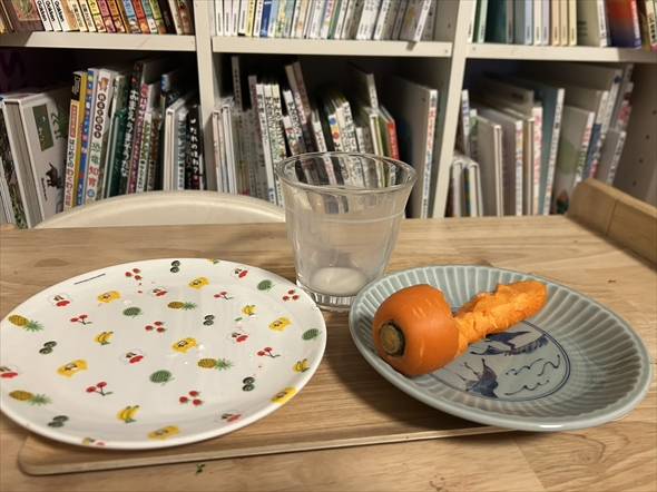 クリスマスに娘さんのためにトナカイになりきるパパ