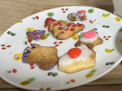 クリスマスに娘さんのためにトナカイになりきるパパ