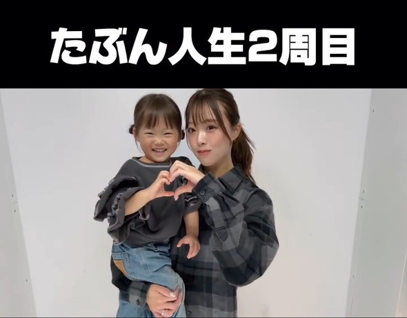 プリクラで撮影する母と娘