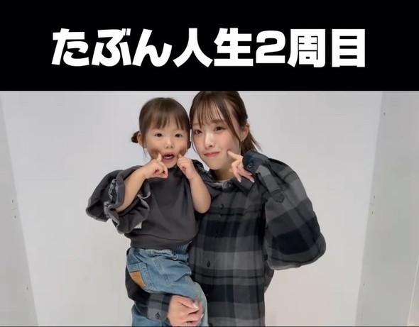 プリクラで撮影する母と娘