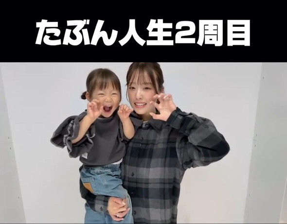 プリクラで撮影する母と娘