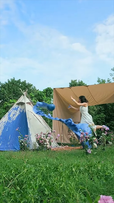 テントに絵の具をぶちまけながら描くアート