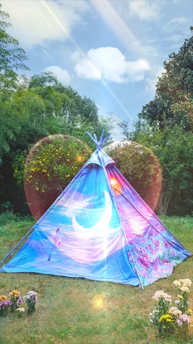 テントに絵の具をぶちまけながら描くアート