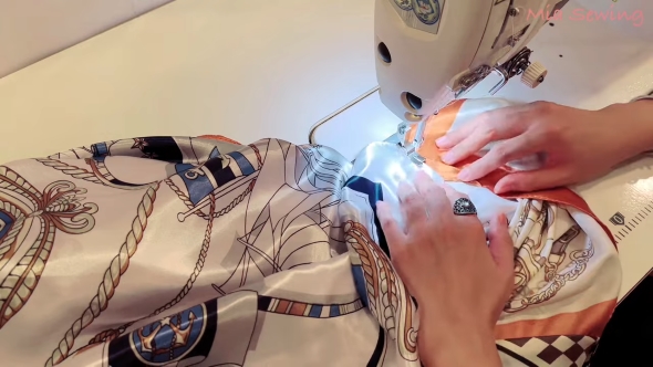 ミシンで縫う様子