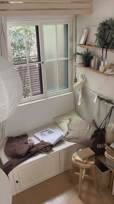 部屋の雰囲気が劇的に変わる「真っ白な格子窓DIY」