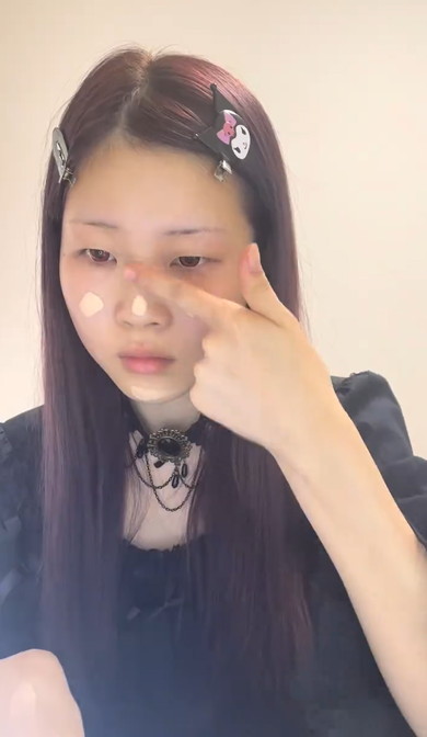 すっぴんからゴスメイク