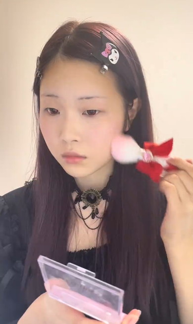 すっぴんからゴスメイク