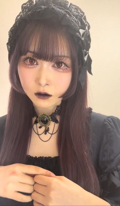 すっぴんからゴスメイク