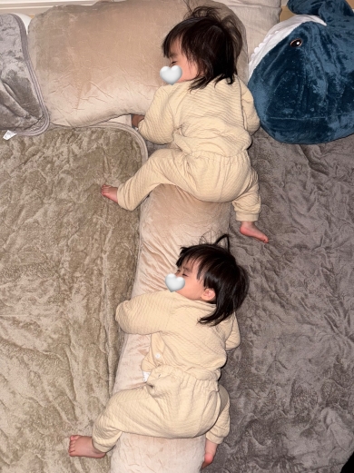 双子の赤ちゃんの寝姿