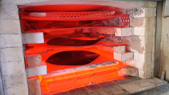 日本唯一のシンバルメーカー「小出シンバル」の製造工程