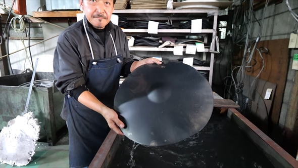 日本唯一のシンバルメーカー「小出シンバル」の製造工程