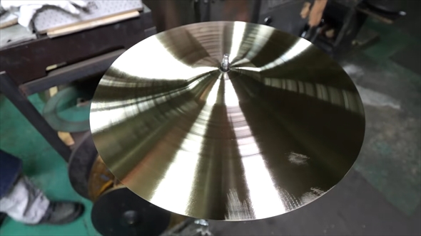 日本唯一のシンバルメーカー「小出シンバル」の製造工程