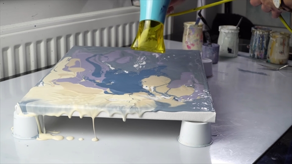 グルーガンとドライヤーで風景画を描くアーティスト