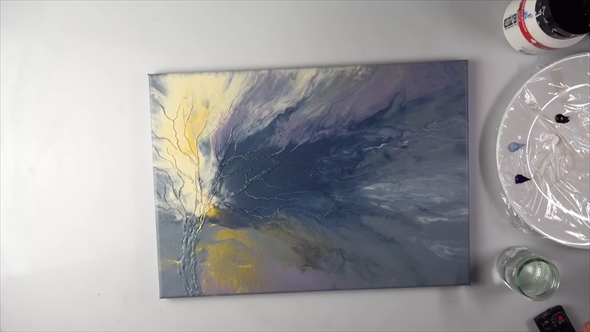 グルーガンとドライヤーで風景画を描くアーティスト