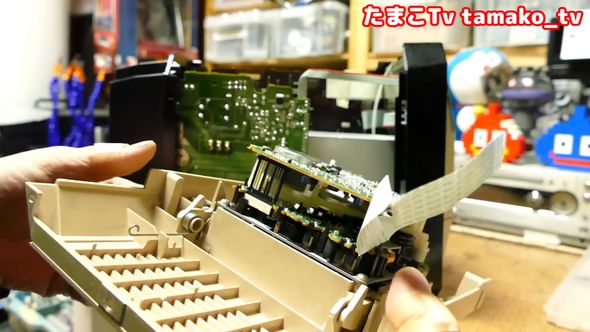 メンテナンスのためジャンク品のコンポを分解しカセットデッキ部分を取り外した