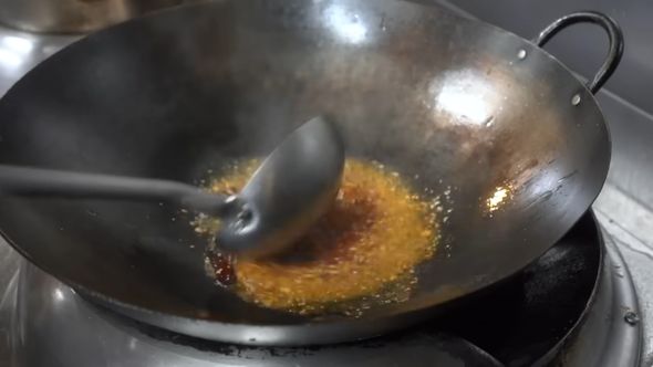 ニンニクやショウガを炒める