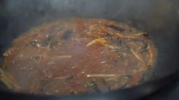 春雨やキクラゲなどの材料も加えて煮込む