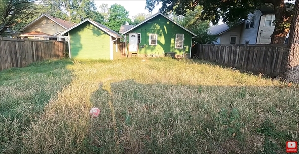 荒れ果てた里親の庭