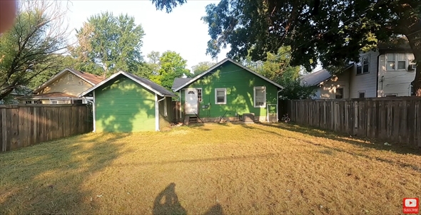 荒れ果てた里親の庭