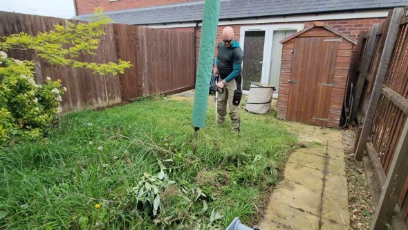 庭の作業をする男性