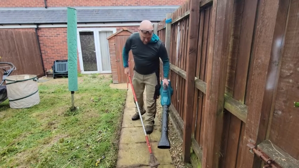 エアーバキュームを使用する様子