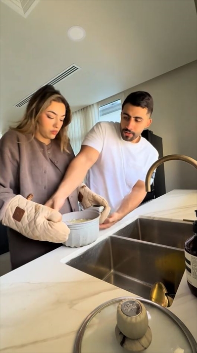 キッチンで困っている妻を助けようとして……　衝撃展開に爆笑