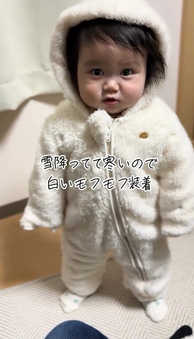 はじめて雪の中を散歩した1歳女の子