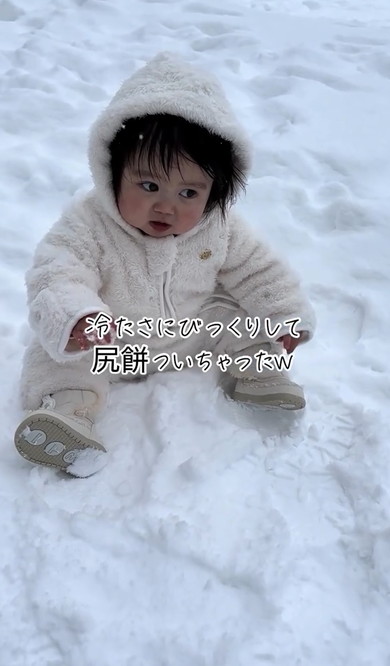 はじめて雪の中を散歩した1歳女の子