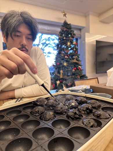 イカ墨を入れた真っ黒なたこ焼き