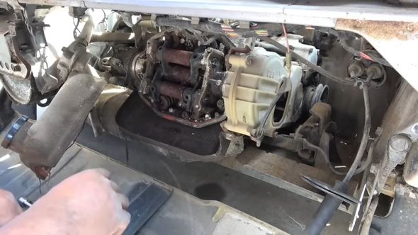 20年放置されていたため固着してしまっているサンバートライのエンジン
