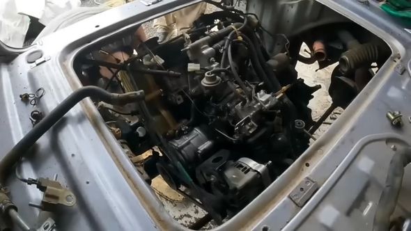 サンバートライの車体にエンジンを組み込む