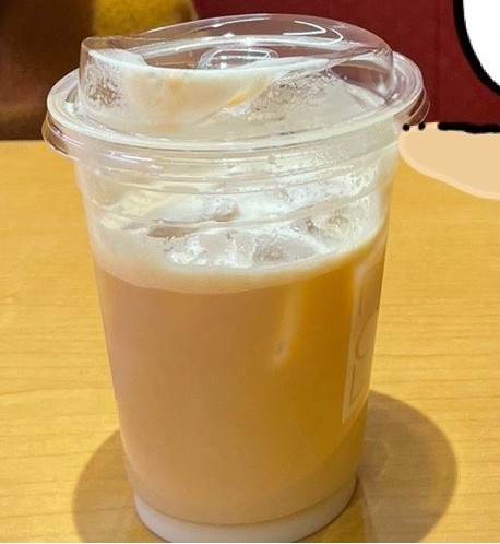 ハチワレちゃんがお茶しているところ