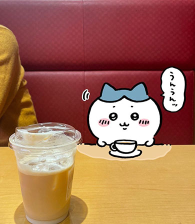 ハチワレちゃんがお茶しているところ