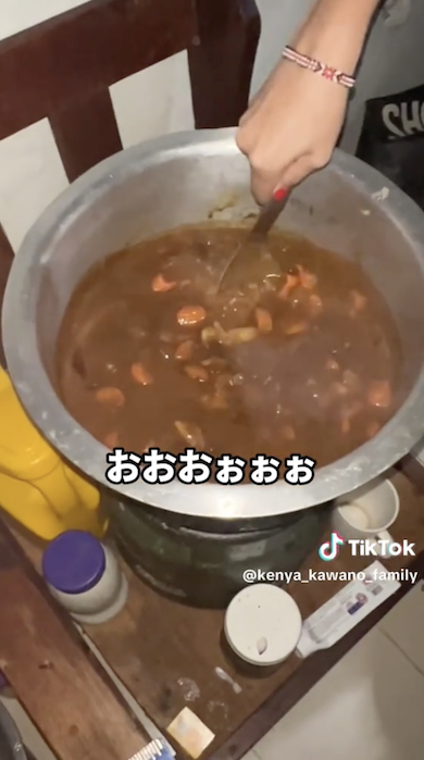 ケニア人に日本のカレーをふるまう