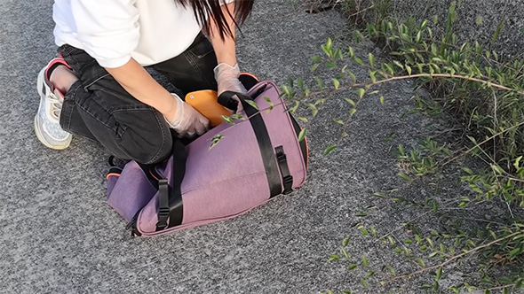 キャリーバッグを抑える女性