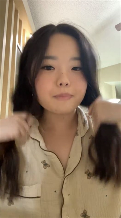 女性が髪の毛を引っ張ると……　大変身がステキ