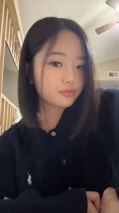 女性が髪の毛を引っ張ると……　大変身がステキ