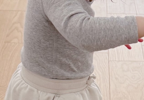 調味料を積み上げる娘