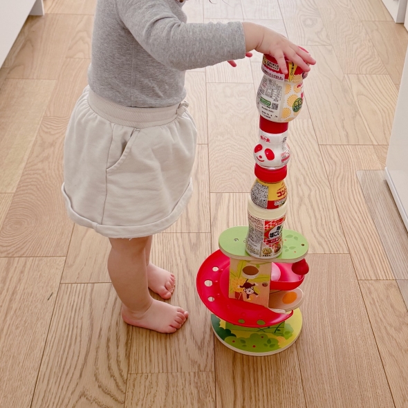 調味料を積み上げる娘