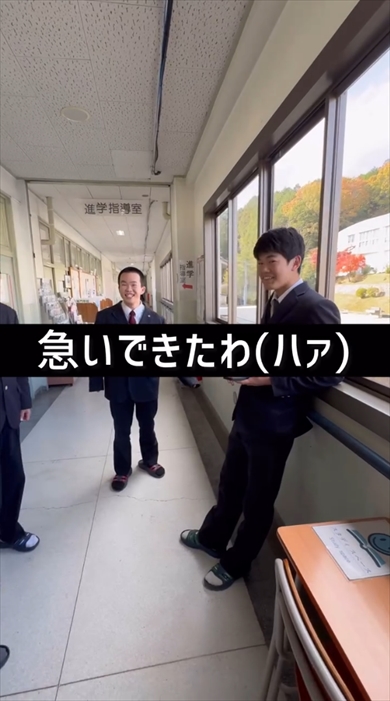 大学の合格発表を後輩や生徒たちと迎える高校生