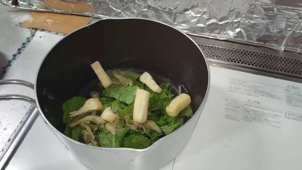 93歳のおばあちゃんがみそ汁に入れた野菜とミョウガ、油揚げ