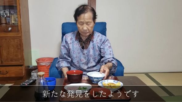 自分で作った夕食をしっかり食べるおばあちゃん