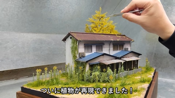 銅線でできたイチョウの木などでジオラマを作る様子