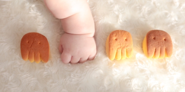 野菜パンと赤ちゃんの手