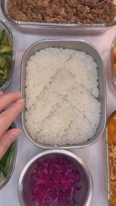 ごはんが敷き詰められたお弁当